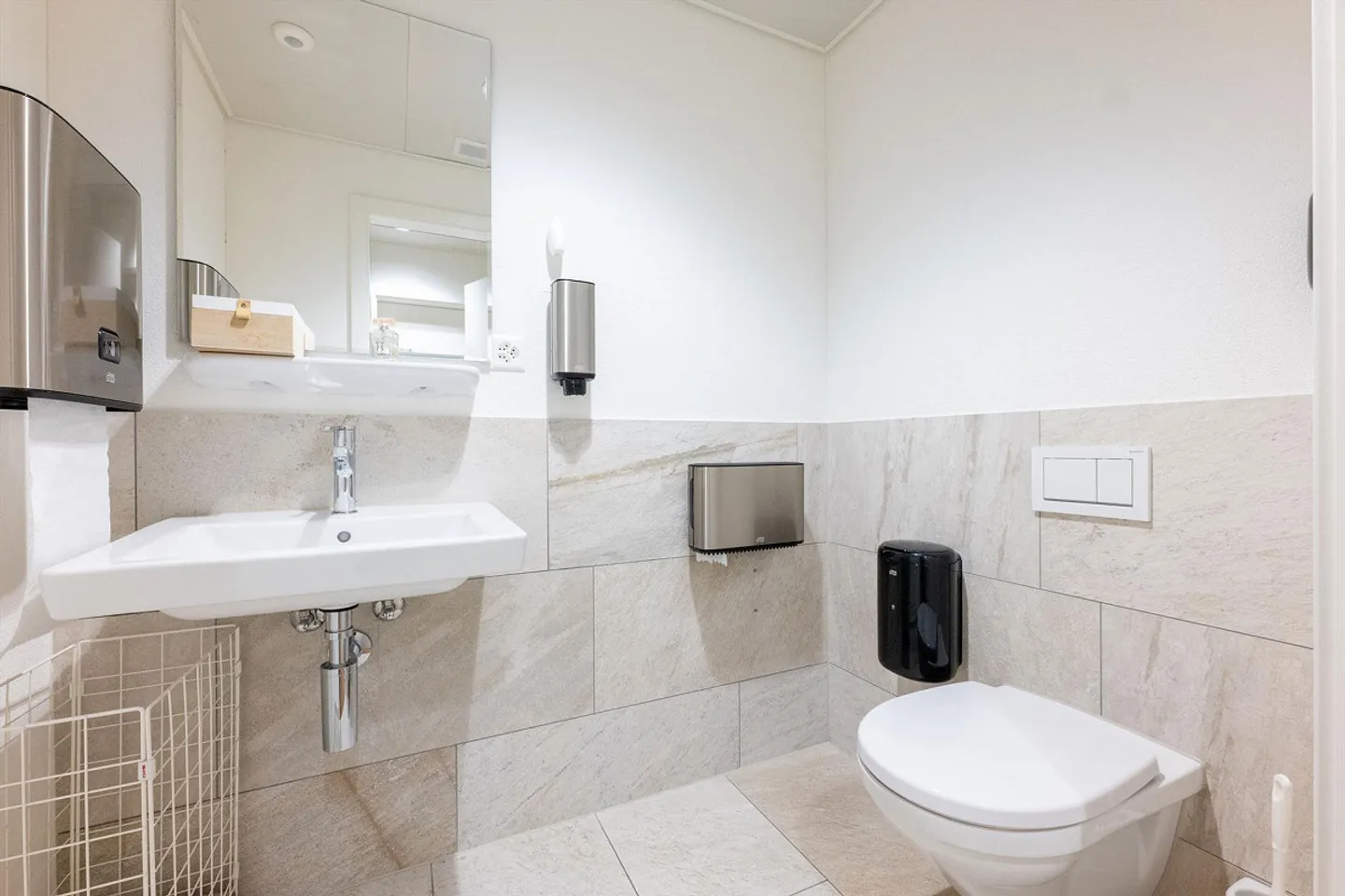 Bureaux ou salles de pratique modernes et lumineux au cœur de Brunnen - Photo 7 sur 10