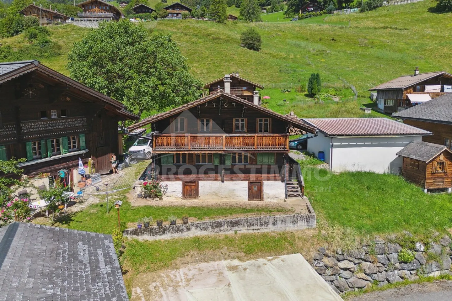 Historisches Chalet von 1767 mit großem Renovierungspotenzial - Foto 2 von 13