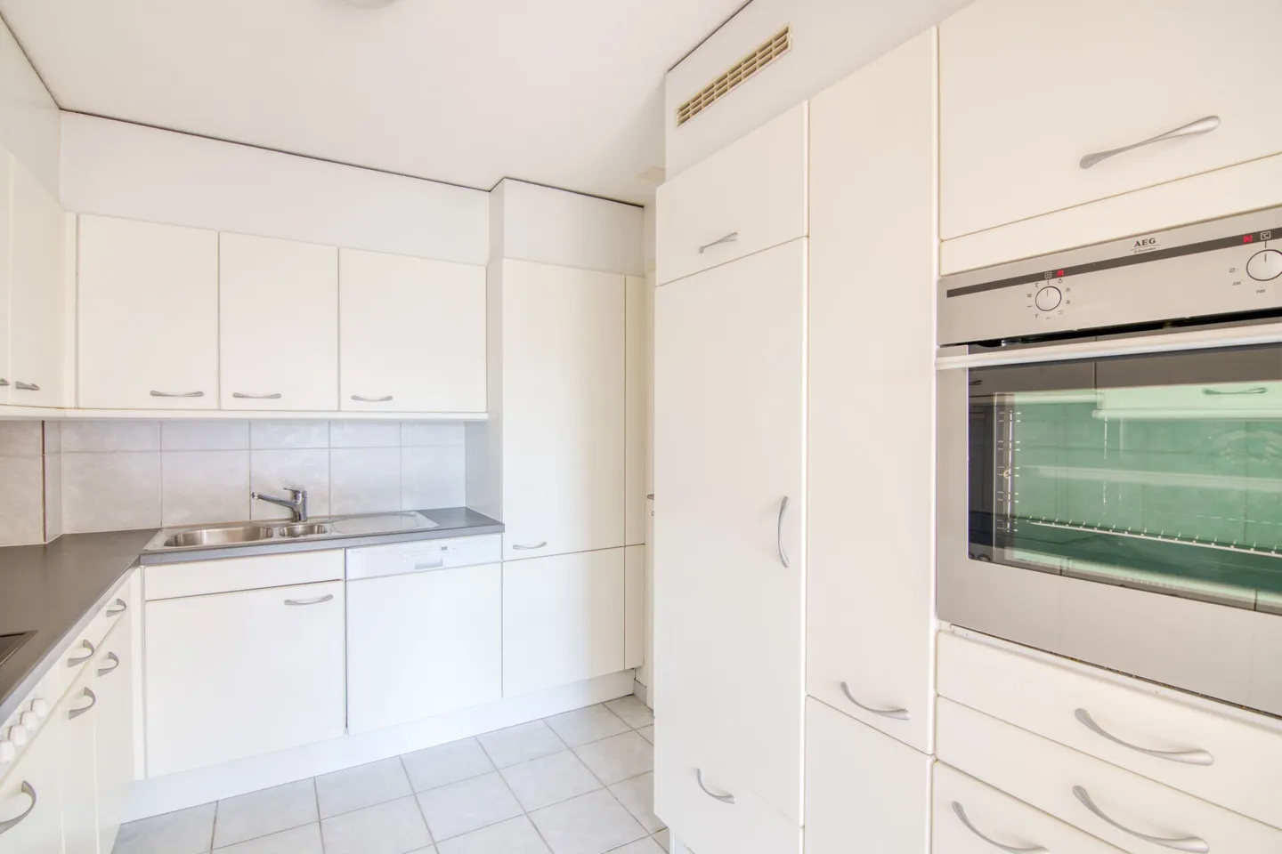 Spacieux appartement de 3.5 pièces dans un emplacement de choix | 94 m² | 2 salles de bain | Balcon | Cave | Place de parking - Photo 3 sur 14