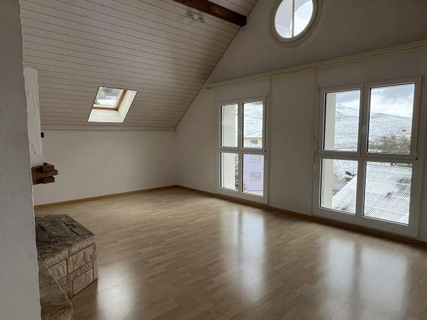 Appartamento attico 4.5 da sogno e luminoso in una posizione tranquilla - Foto 2 di 13