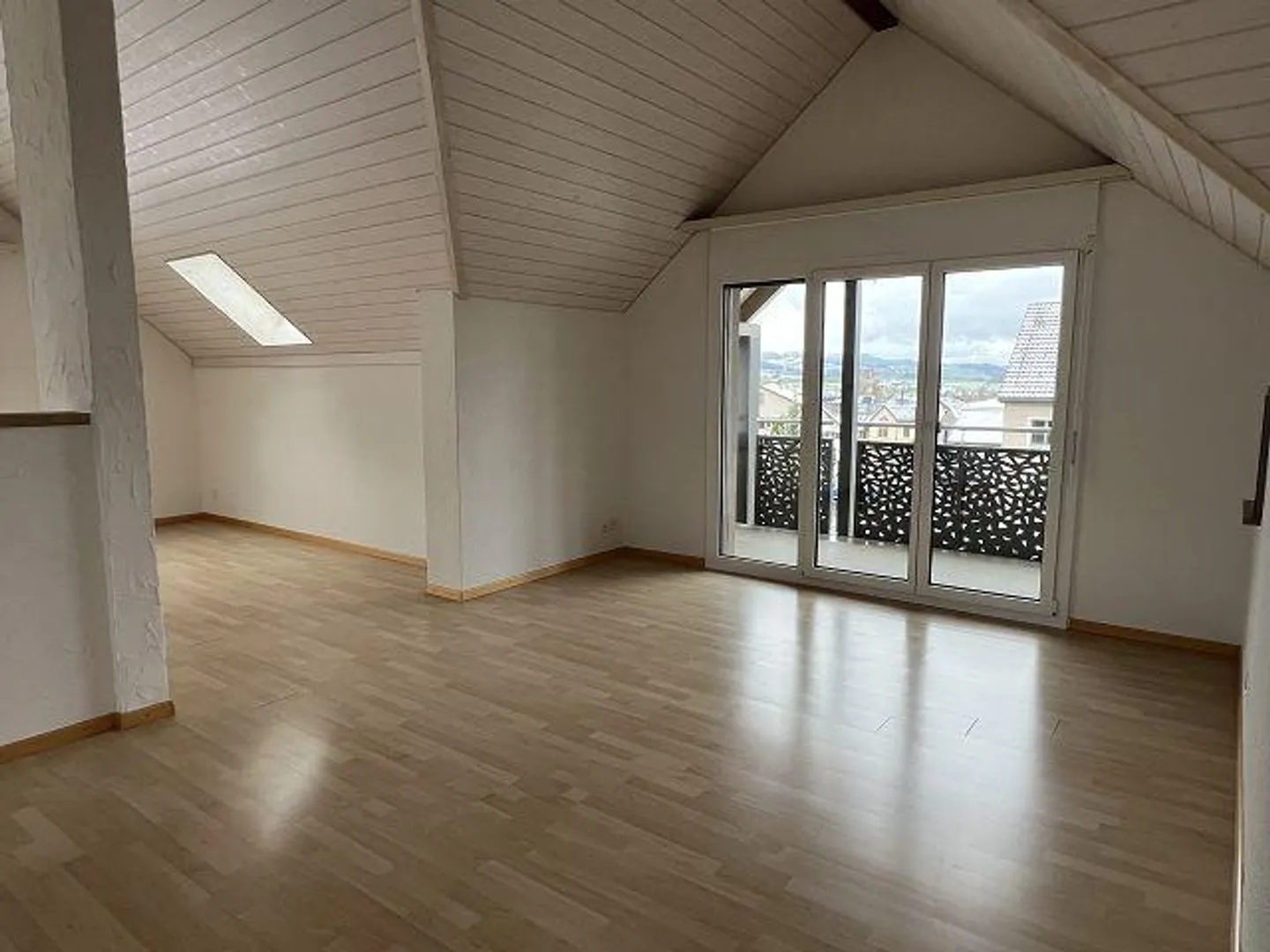 Appartamento attico 4.5 da sogno e luminoso in una posizione tranquilla - Foto 3 di 13