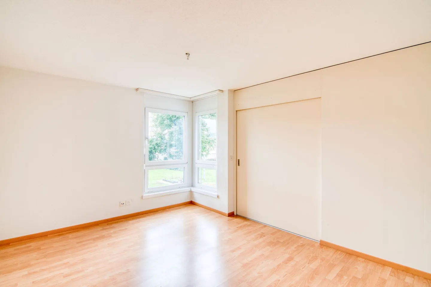 Spacieux appartement de 3.5 pièces dans un emplacement de choix | 94 m² | 2 salles de bain | Balcon | Cave | Place de parking - Photo 5 sur 14