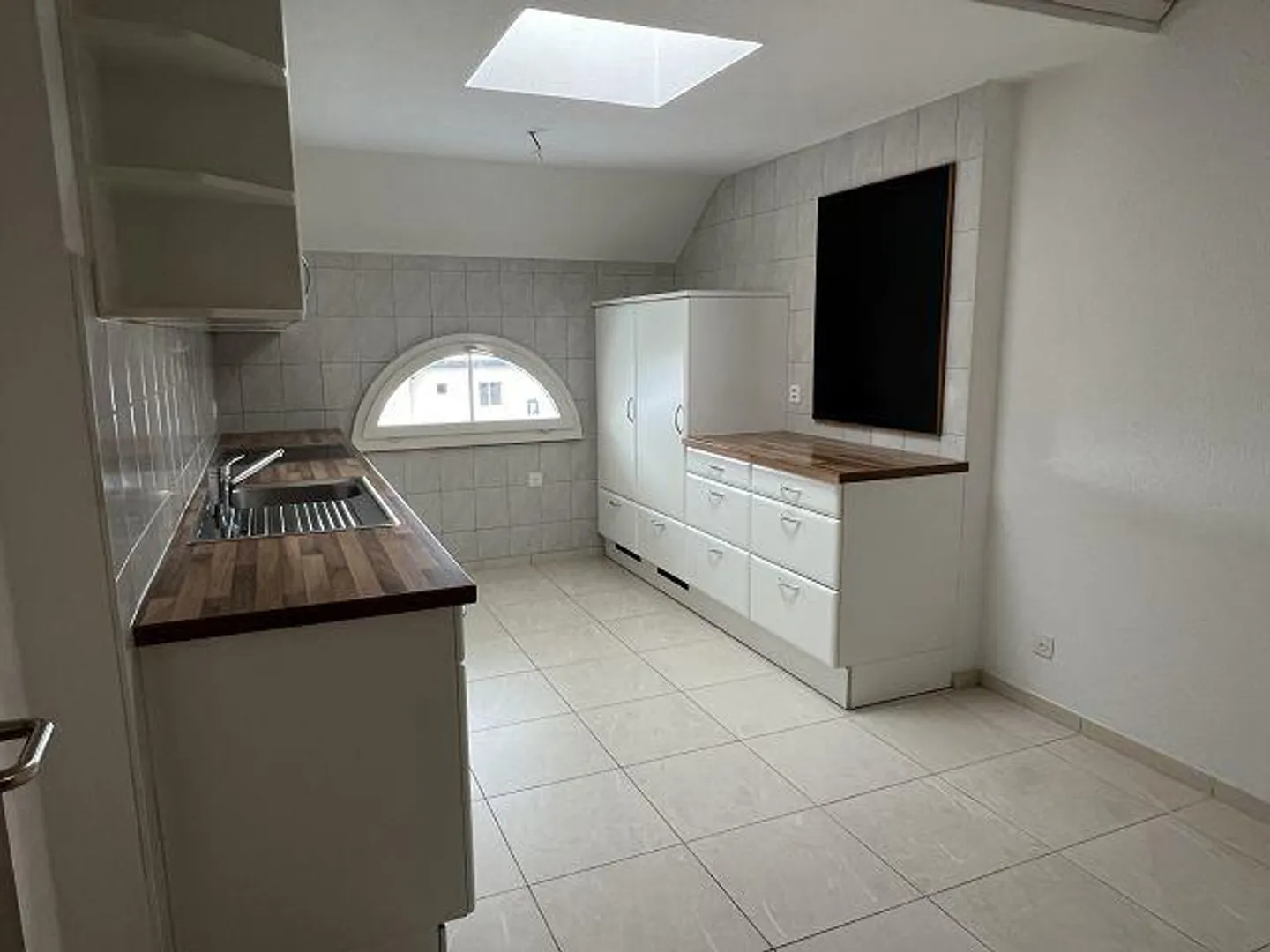 Appartamento attico 4.5 da sogno e luminoso in una posizione tranquilla - Foto 4 di 13