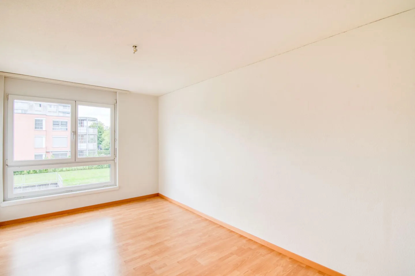 Spacieux appartement de 3.5 pièces dans un emplacement de choix | 94 m² | 2 salles de bain | Balcon | Cave | Place de parking - Photo 6 sur 14