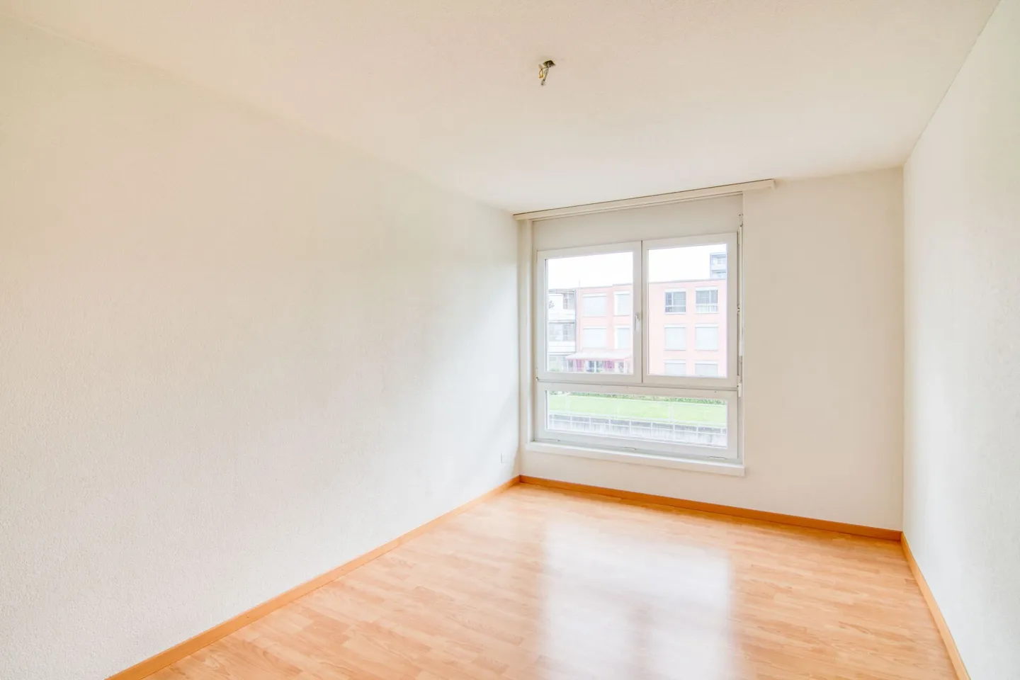 Spacieux appartement de 3.5 pièces dans un emplacement de choix | 94 m² | 2 salles de bain | Balcon | Cave | Place de parking - Photo 7 sur 14