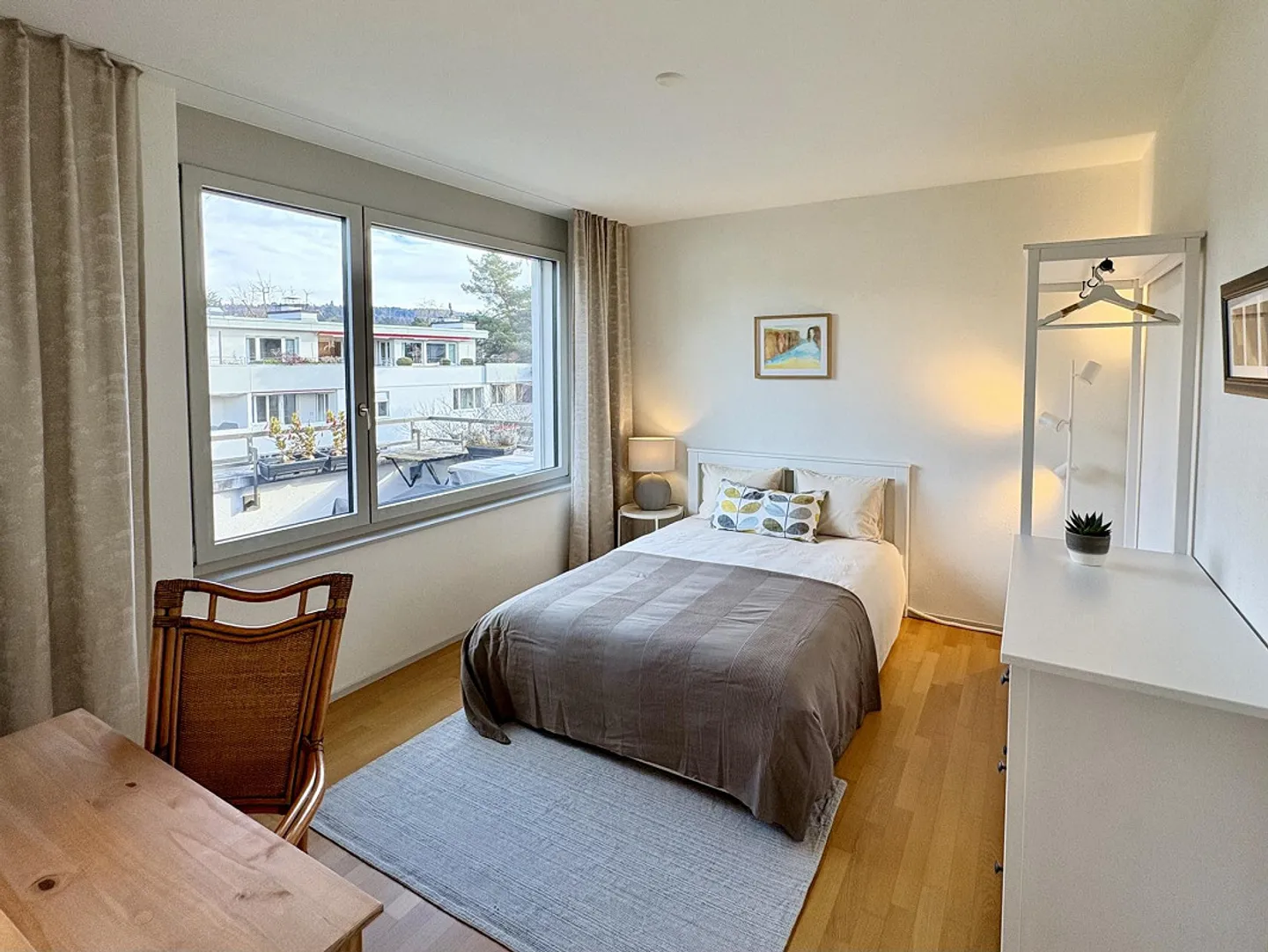 Möbliertes Zimmer mit eigenem Bad & Badewanne | Seeblick - Foto 1 von 14