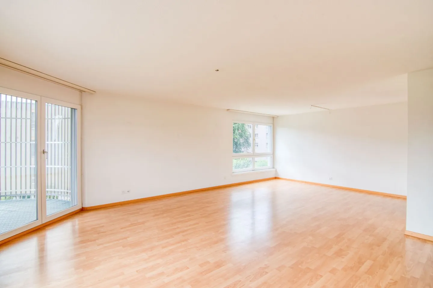 Spacieux appartement de 3.5 pièces dans un emplacement de choix | 94 m² | 2 salles de bain | Balcon | Cave | Place de parking - Photo 1 sur 14