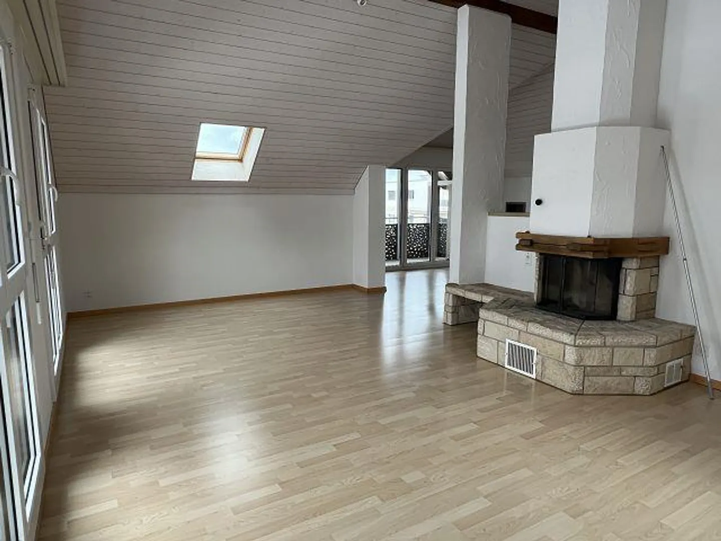 Appartamento attico 4.5 da sogno e luminoso in una posizione tranquilla - Foto 1 di 13