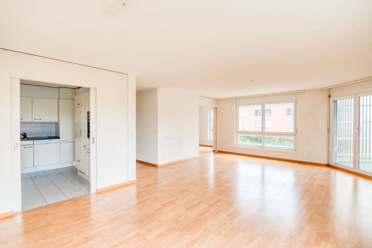 Spacieux appartement de 3.5 pièces dans un emplacement de choix | 94 m² | 2 salles de bain | Balcon | Cave | Place de parking - Photo 2 sur 14