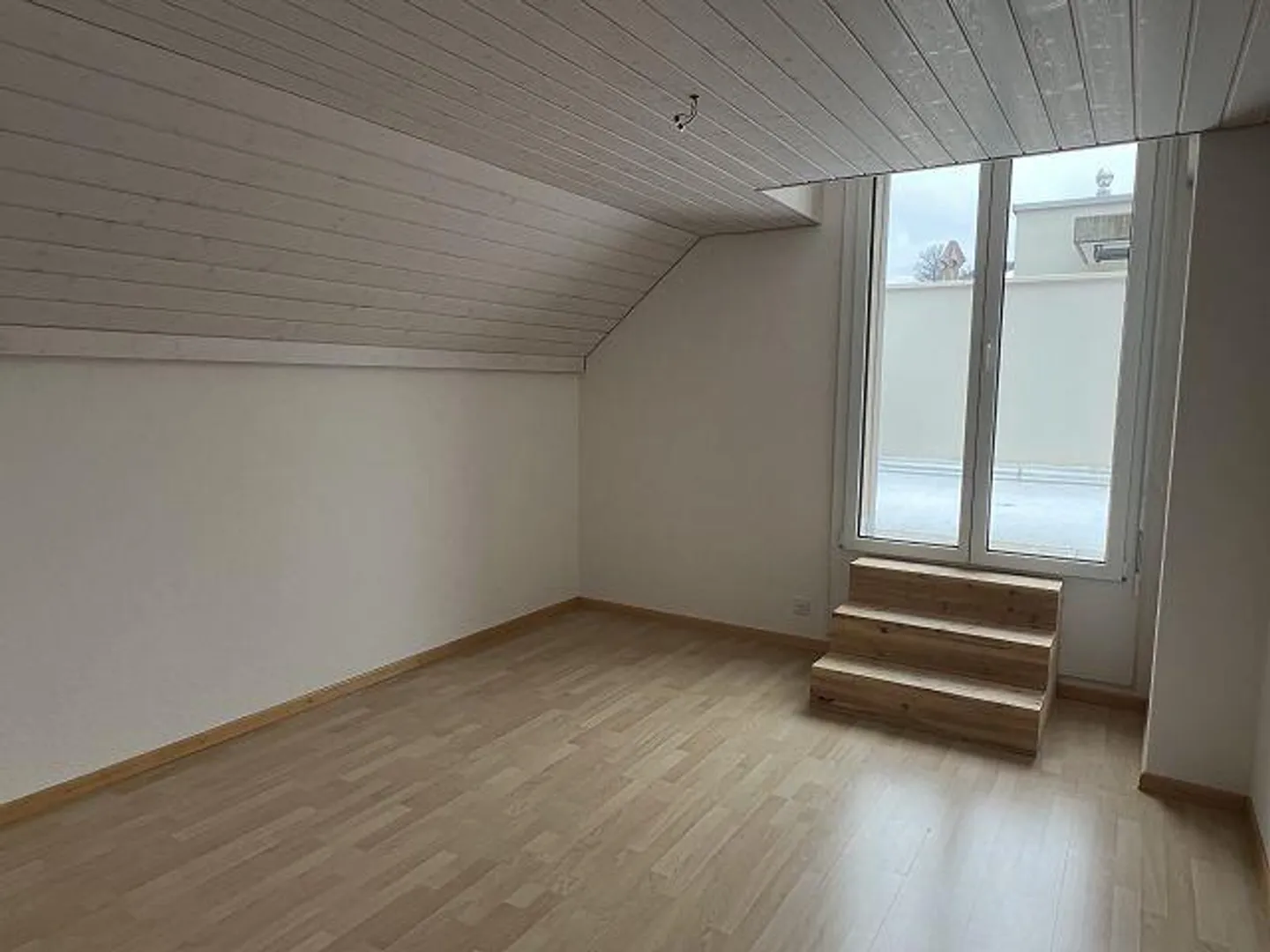 Appartamento attico 4.5 da sogno e luminoso in una posizione tranquilla - Foto 12 di 13