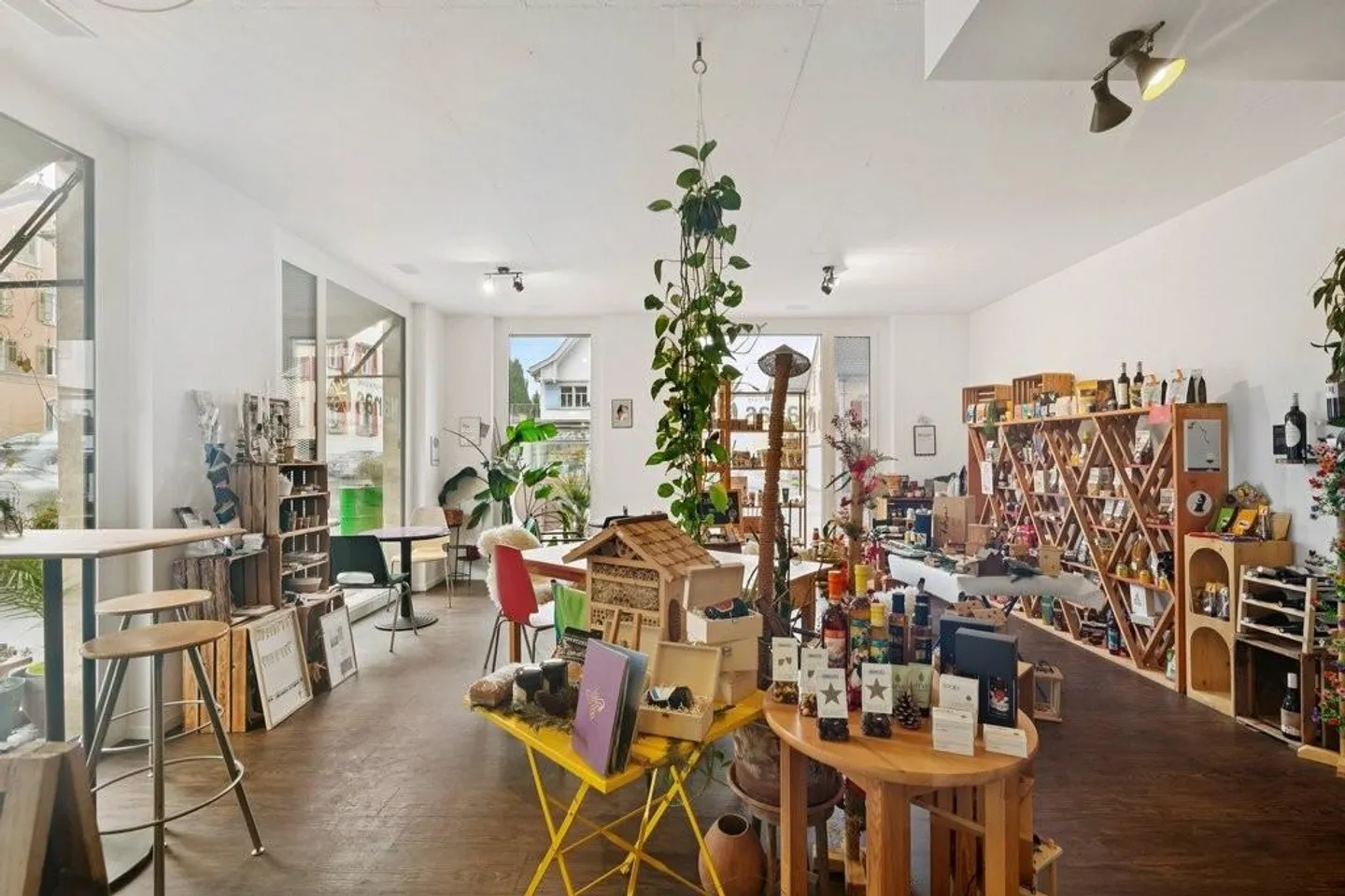 Spazio commerciale affascinante per caffè, bistrò o negozio - Foto 3 di 6