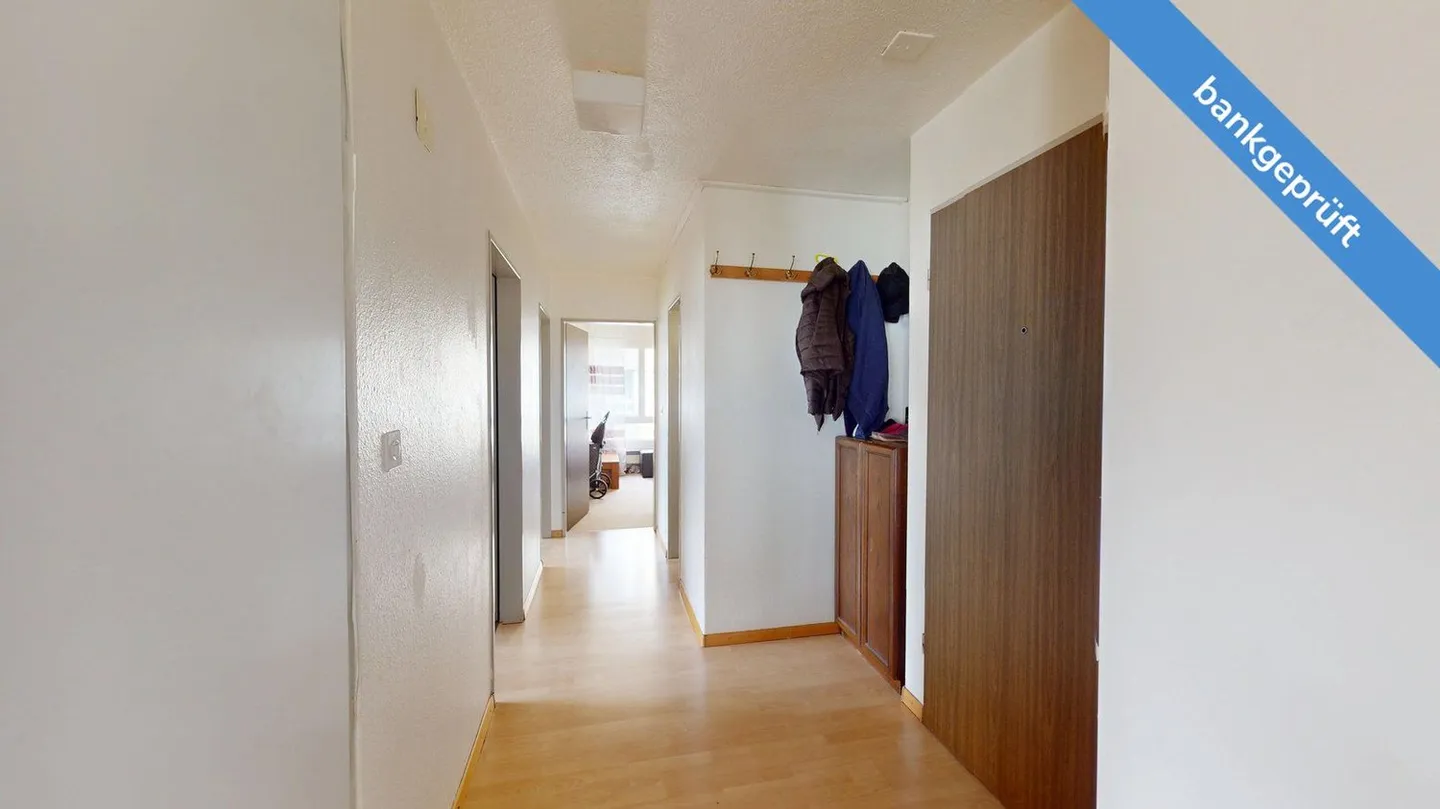 AgentSelly - Bright 5.5-Room Apartment with Great Potential - Photo 6 of 13