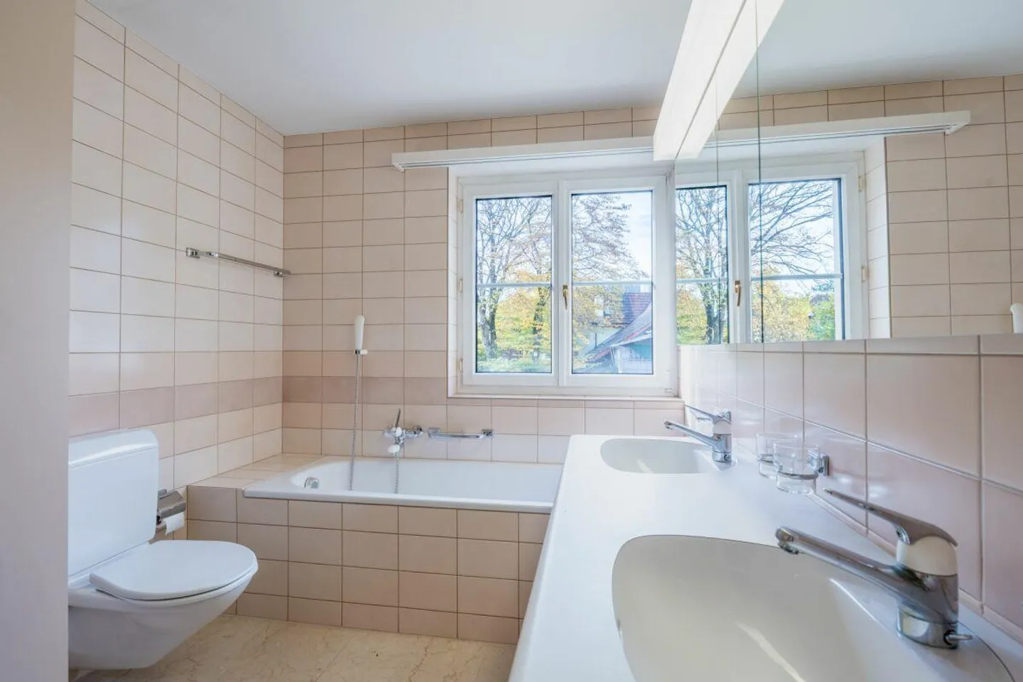 Well-maintained condominium with balcony, cellar, and three garage boxes - Photo 9 of 15