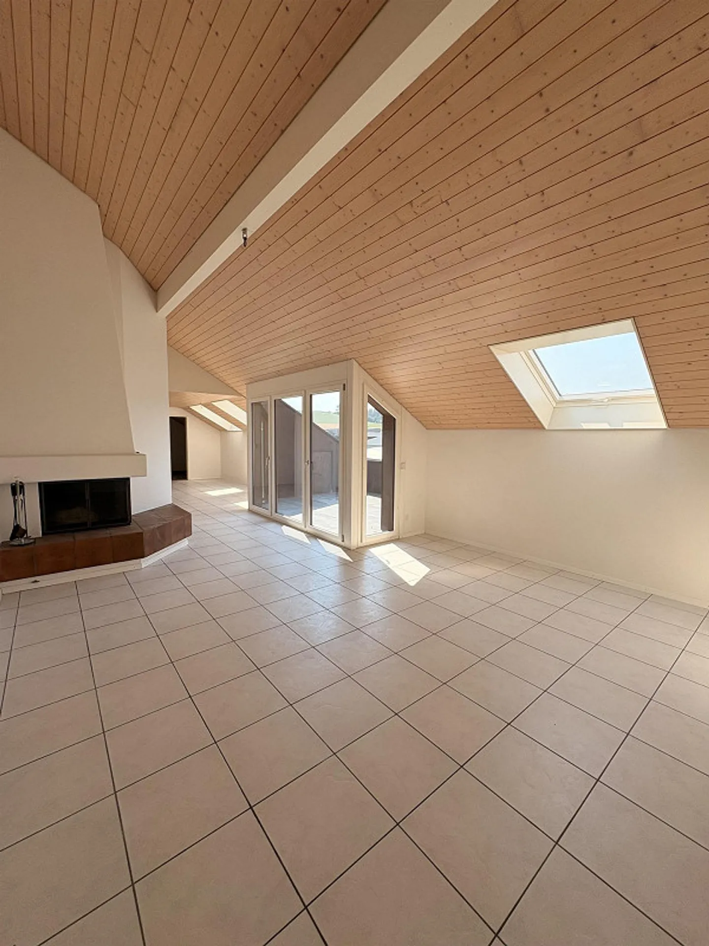Charmante Dachwohnung mit Cheminée - Foto 4 von 24