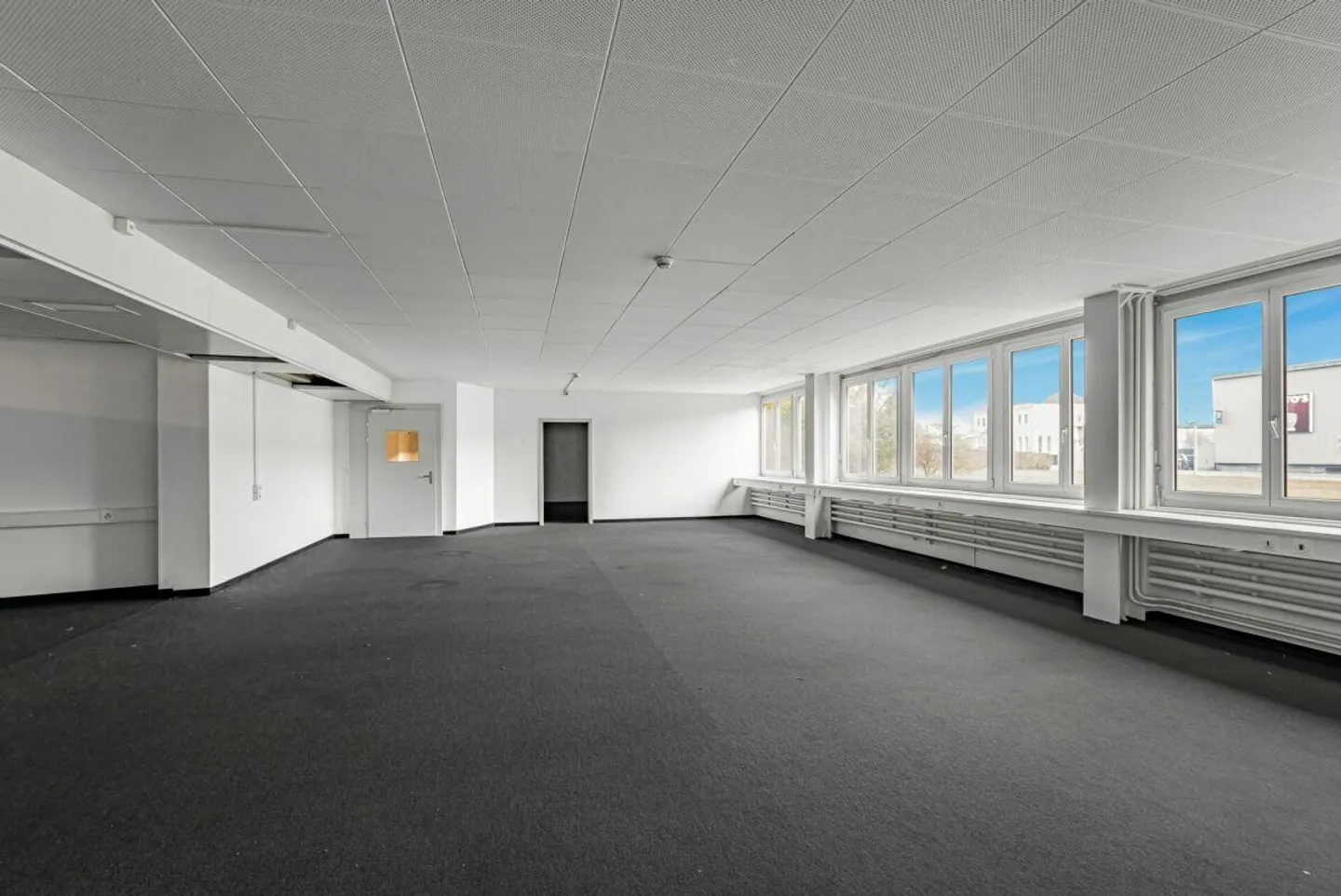 Commercial property with great development potential - Photo 6 of 12