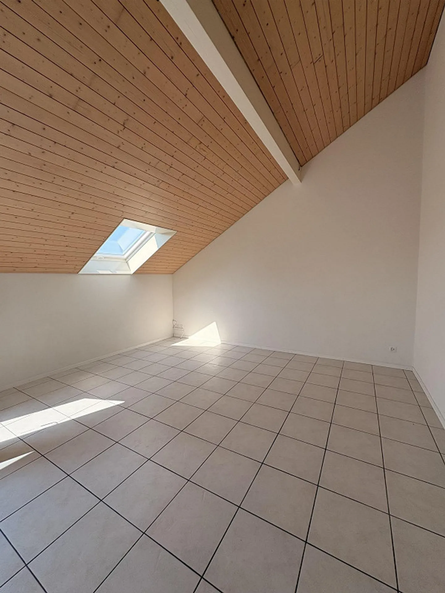 Charmante Dachwohnung mit Cheminée - Foto 5 von 24