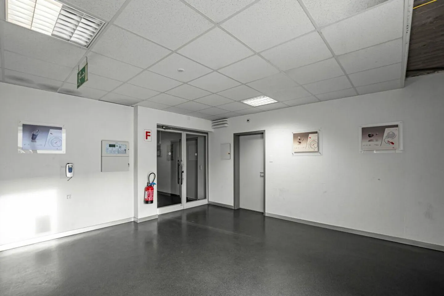 Commercial property with great development potential - Photo 7 of 12