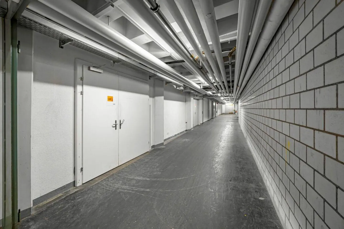 Commercial property with great development potential - Photo 9 of 12