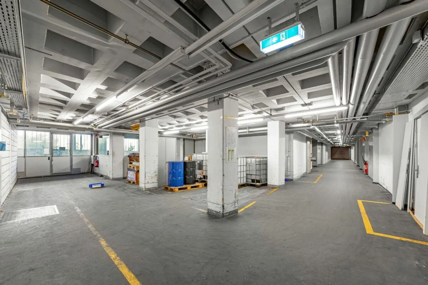 Commercial property with great development potential - Photo 10 of 12