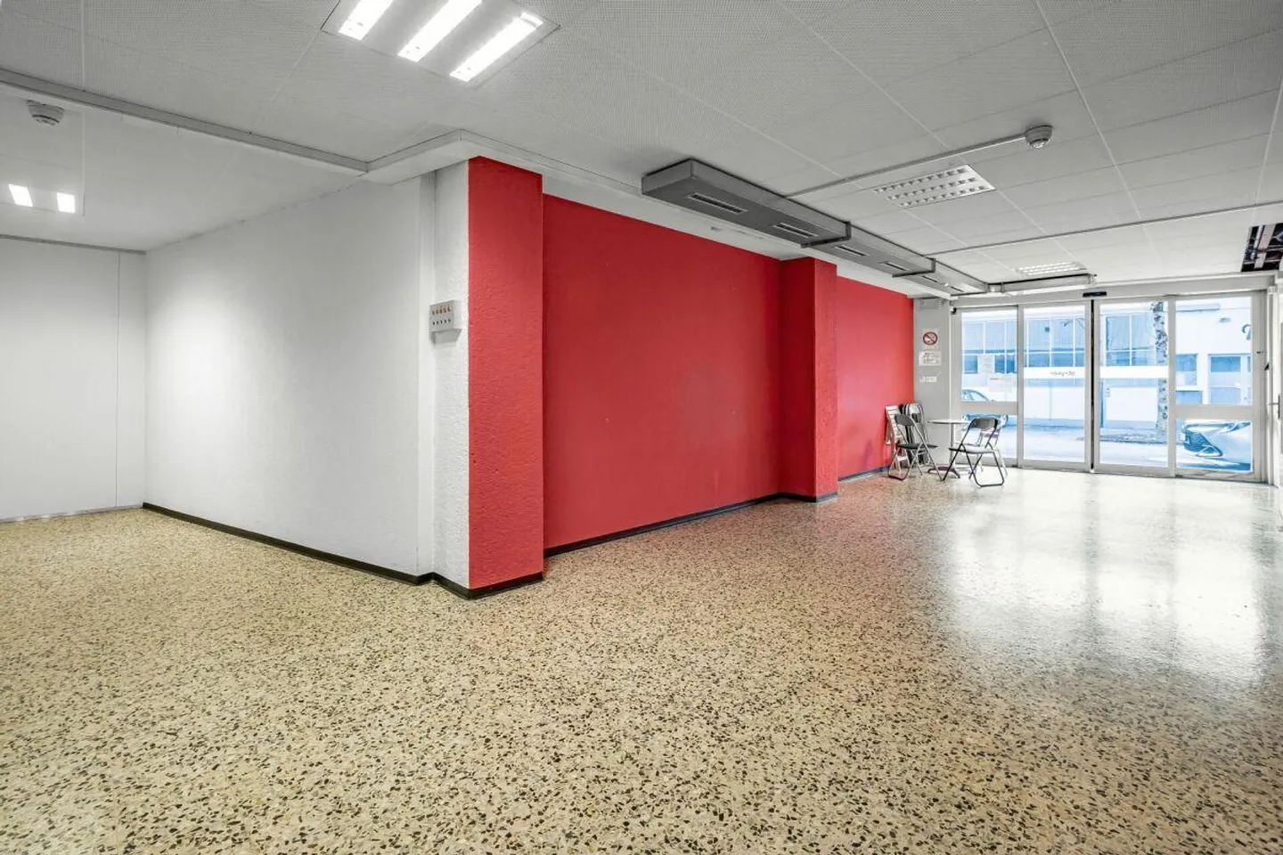 Commercial property with great development potential - Photo 8 of 12