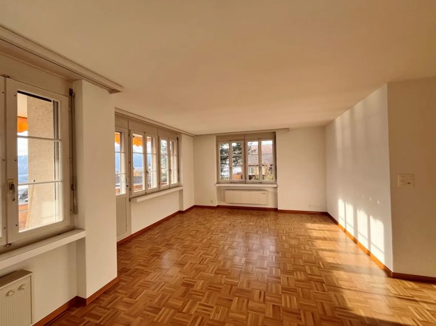 Well-maintained 2-room apartment with lake and mountain view - Photo 5 of 10