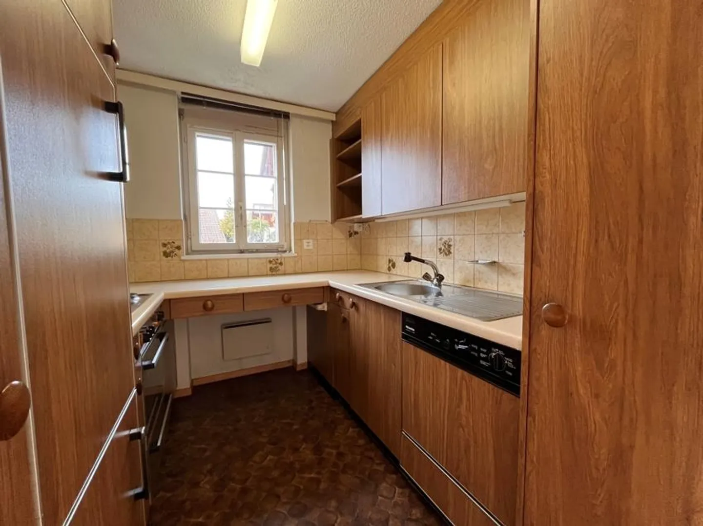 Well-maintained 2-room apartment with lake and mountain view - Photo 7 of 10