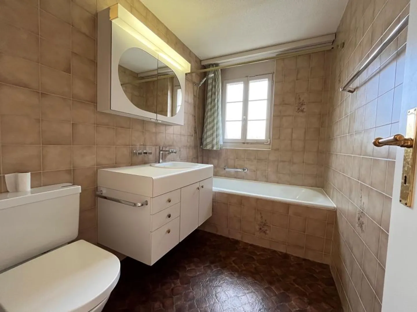 Well-maintained 2-room apartment with lake and mountain view - Photo 8 of 10