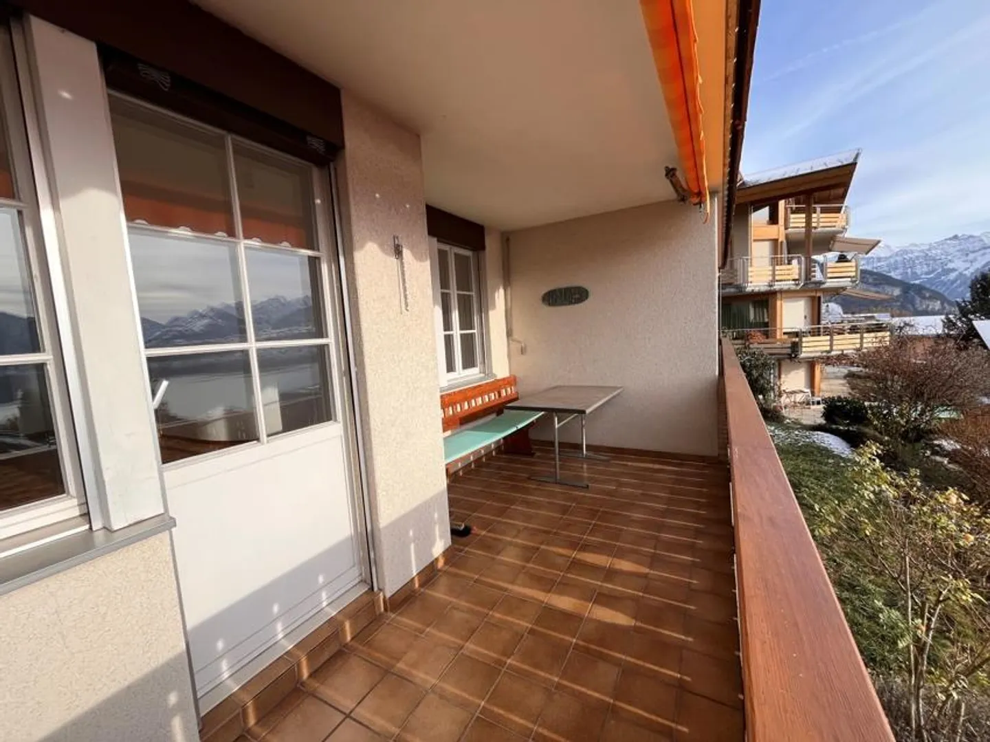 Well-maintained 2-room apartment with lake and mountain view - Photo 9 of 10