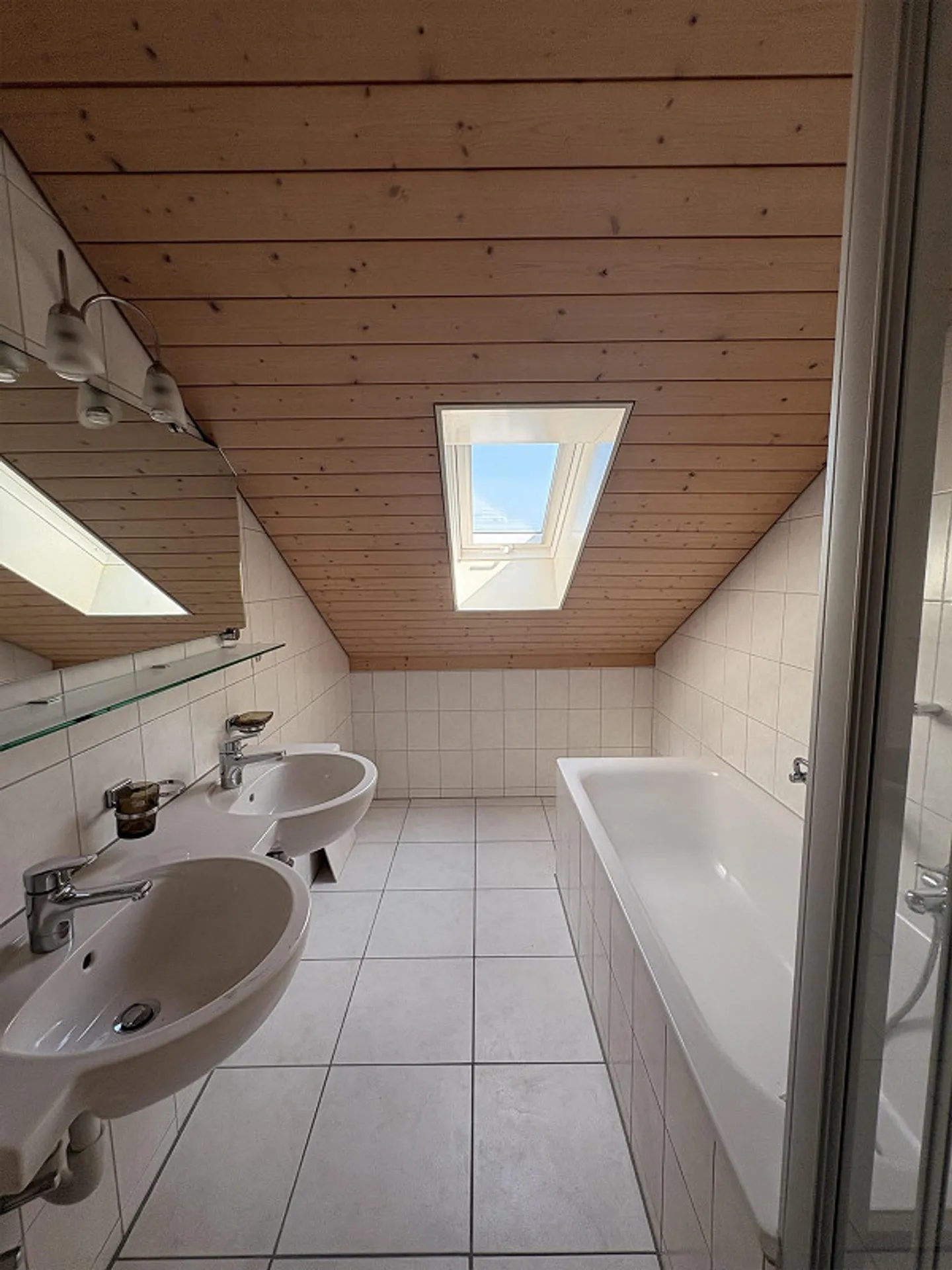 Charmante Dachwohnung mit Cheminée - Foto 17 von 24