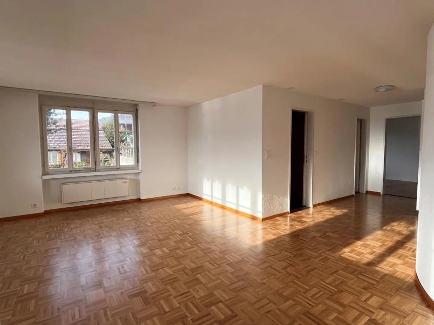 Well-maintained 2-room apartment with lake and mountain view - Photo 4 of 10