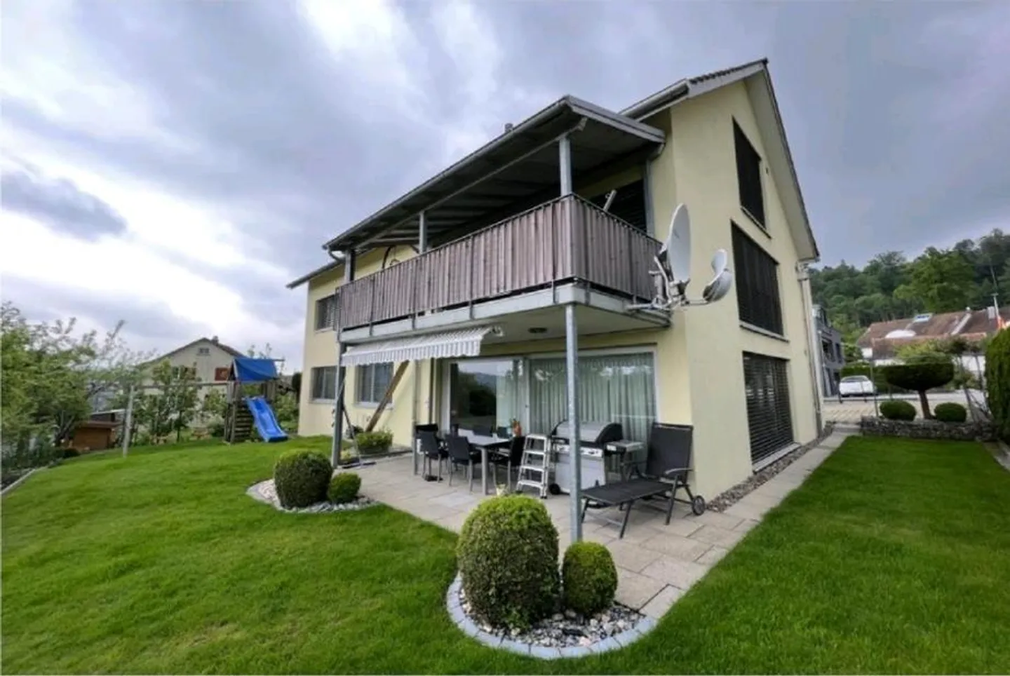 Appartement lumineux de 4,5 pièces au 1er étage dans un quartier calme - Photo 2 sur 11