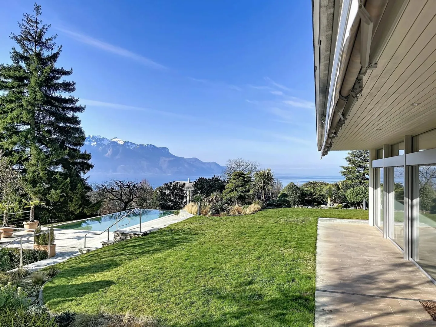 Elegante Villa mit Pool - Foto 1 von 13