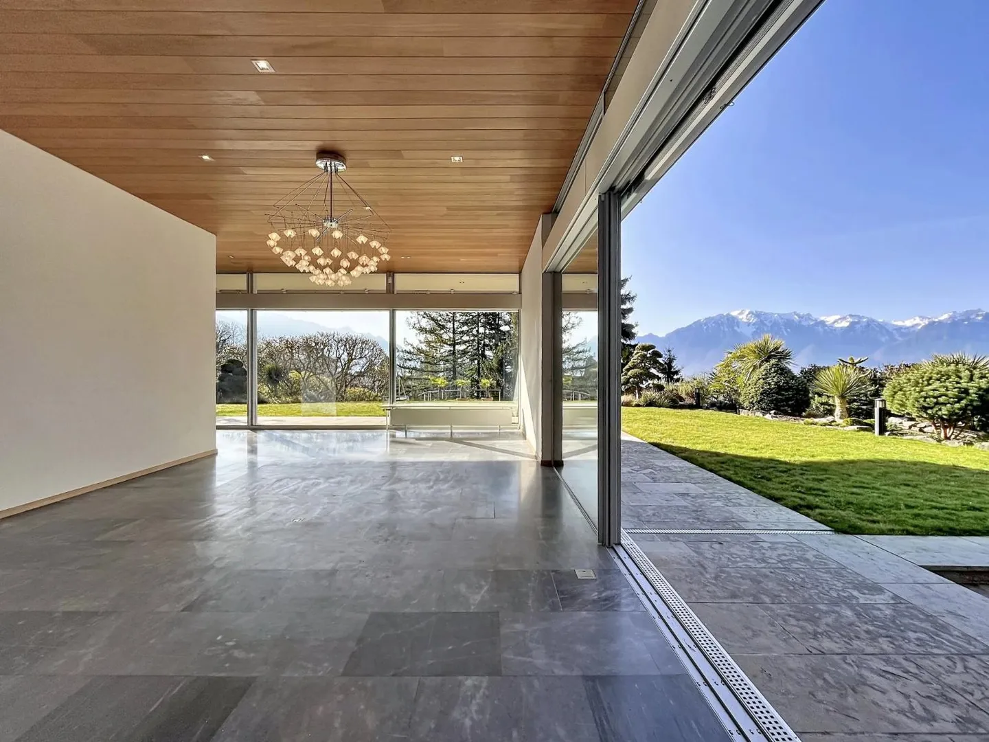 Elegante Villa mit Pool - Foto 6 von 13