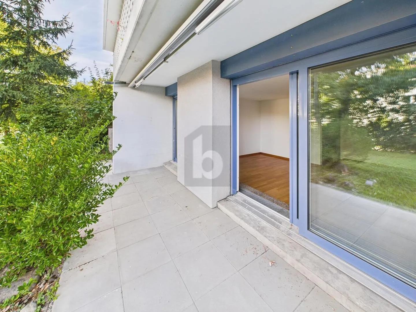 BRIGHT APARTMENT WITH NEW KITCHEN AND PRIVATE GARDEN SEATING - Photo 2 of 6