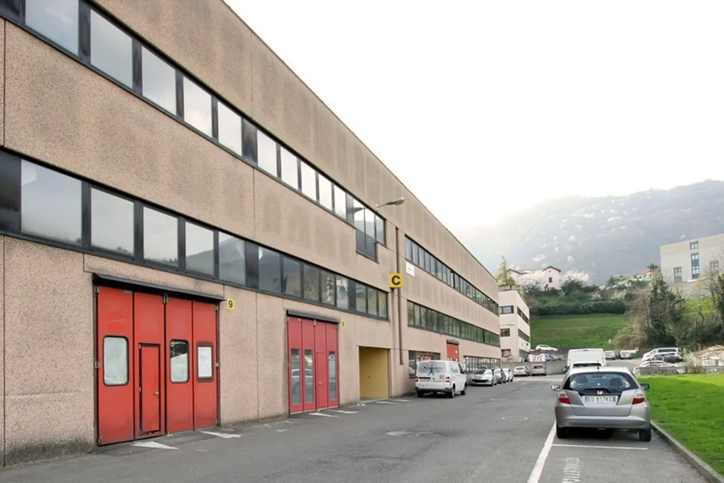 LUGANO NORD/LAMONE - FOR RENT SPACIOUS AND BRIGHT OFFICE (ref. 037) - Photo 6 of 10