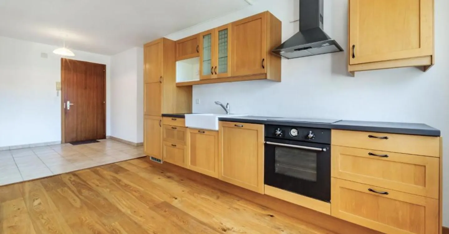 Bright 4.5 rooms ideally located with garage box - Photo 1 of 11