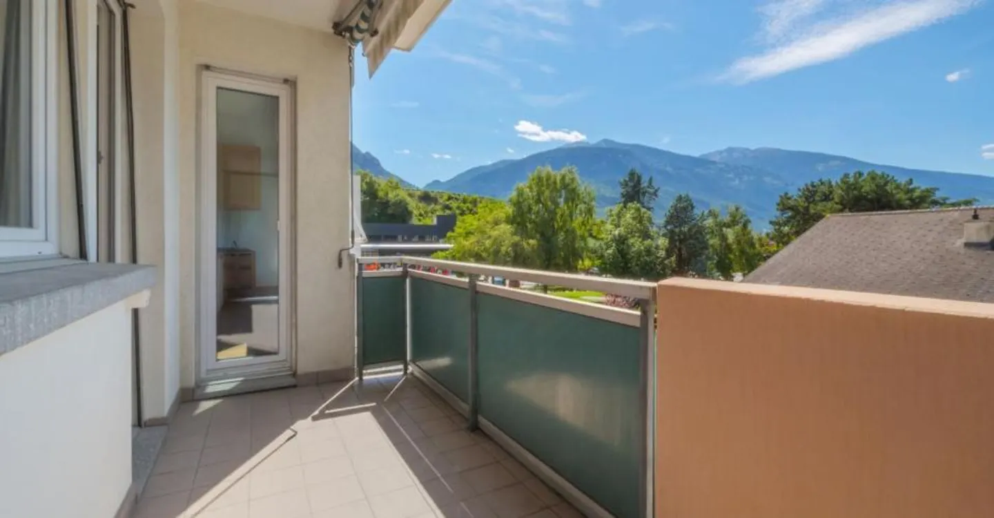 Bright 4.5 rooms ideally located with garage box - Photo 3 of 11