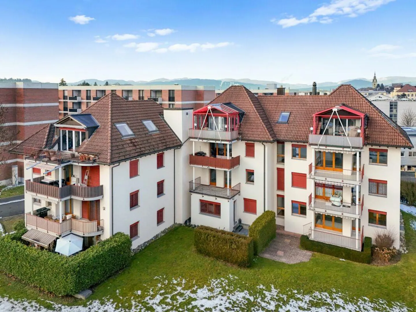 Well-maintained 4 ½-room penthouse in a quiet location with a distant view - Photo 1 of 15