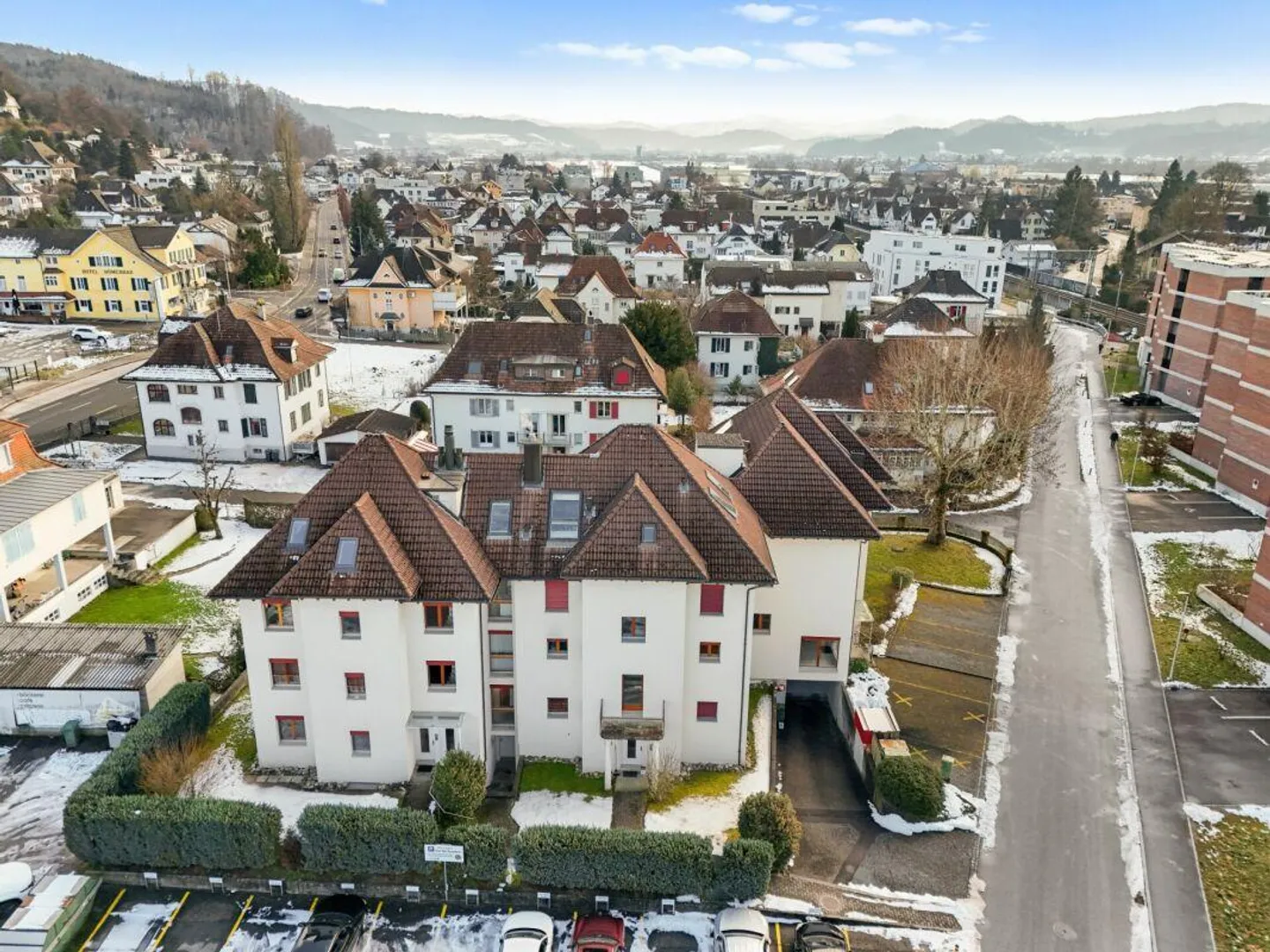 Well-maintained 4 ½-room penthouse in a quiet location with a distant view - Photo 2 of 15