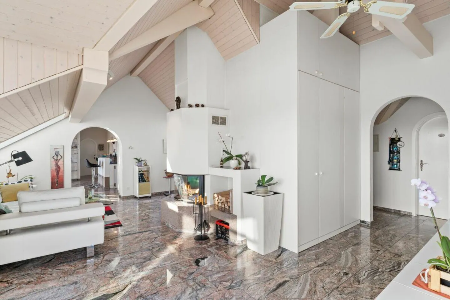 Well-maintained 4 ½-room penthouse in a quiet location with a distant view - Photo 3 of 15