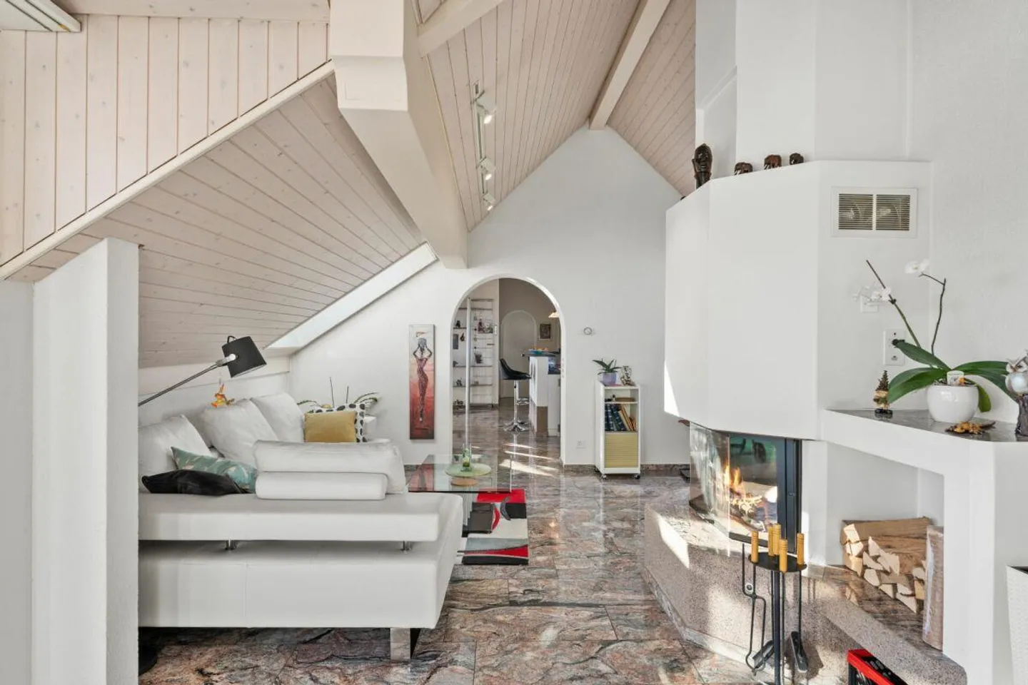 Well-maintained 4 ½-room penthouse in a quiet location with a distant view - Photo 6 of 15