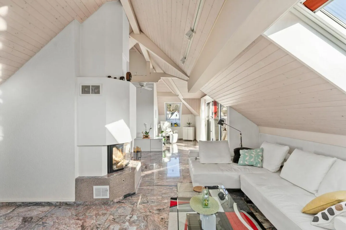 Well-maintained 4 ½-room penthouse in a quiet location with a distant view - Photo 7 of 15