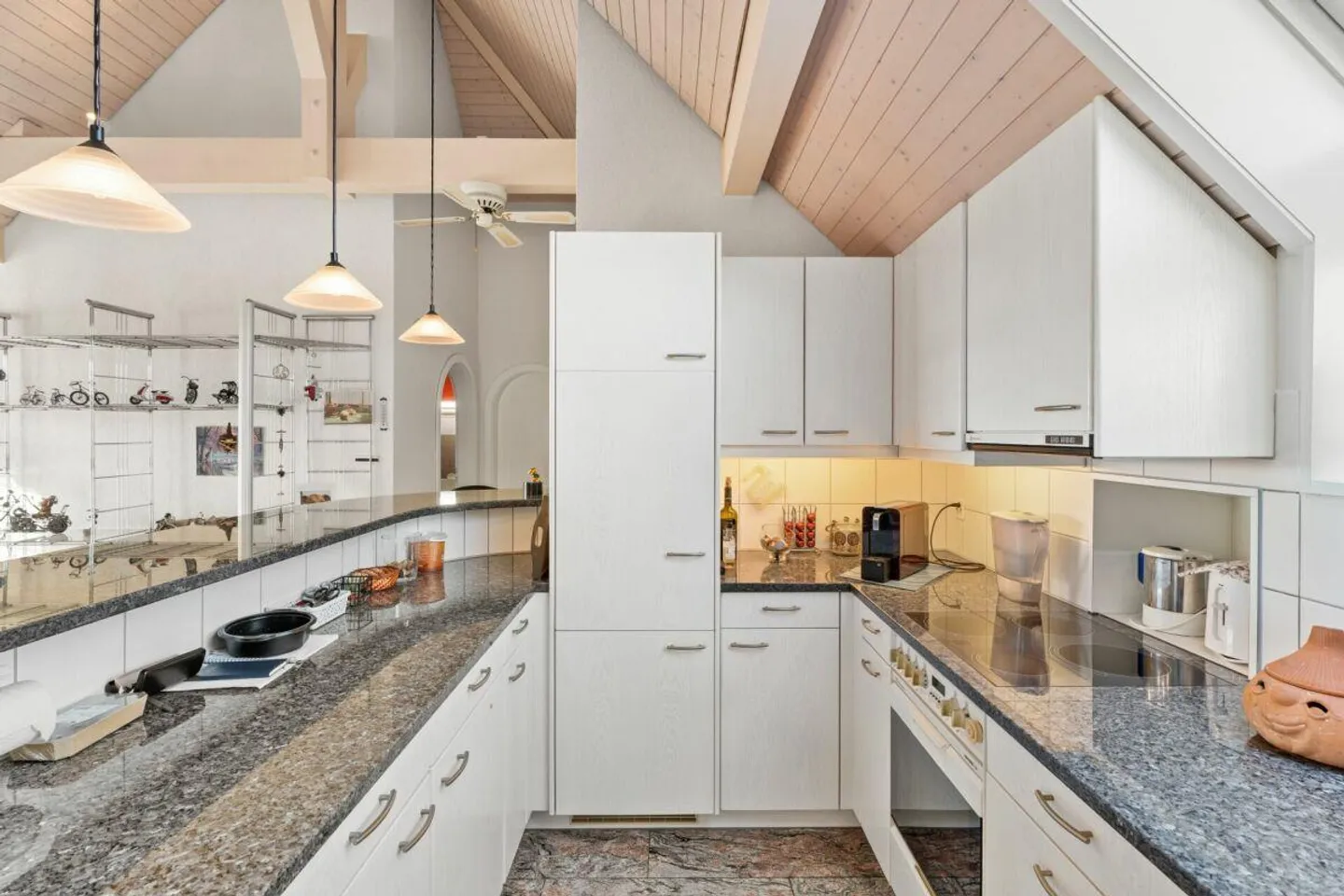 Well-maintained 4 ½-room penthouse in a quiet location with a distant view - Photo 9 of 15