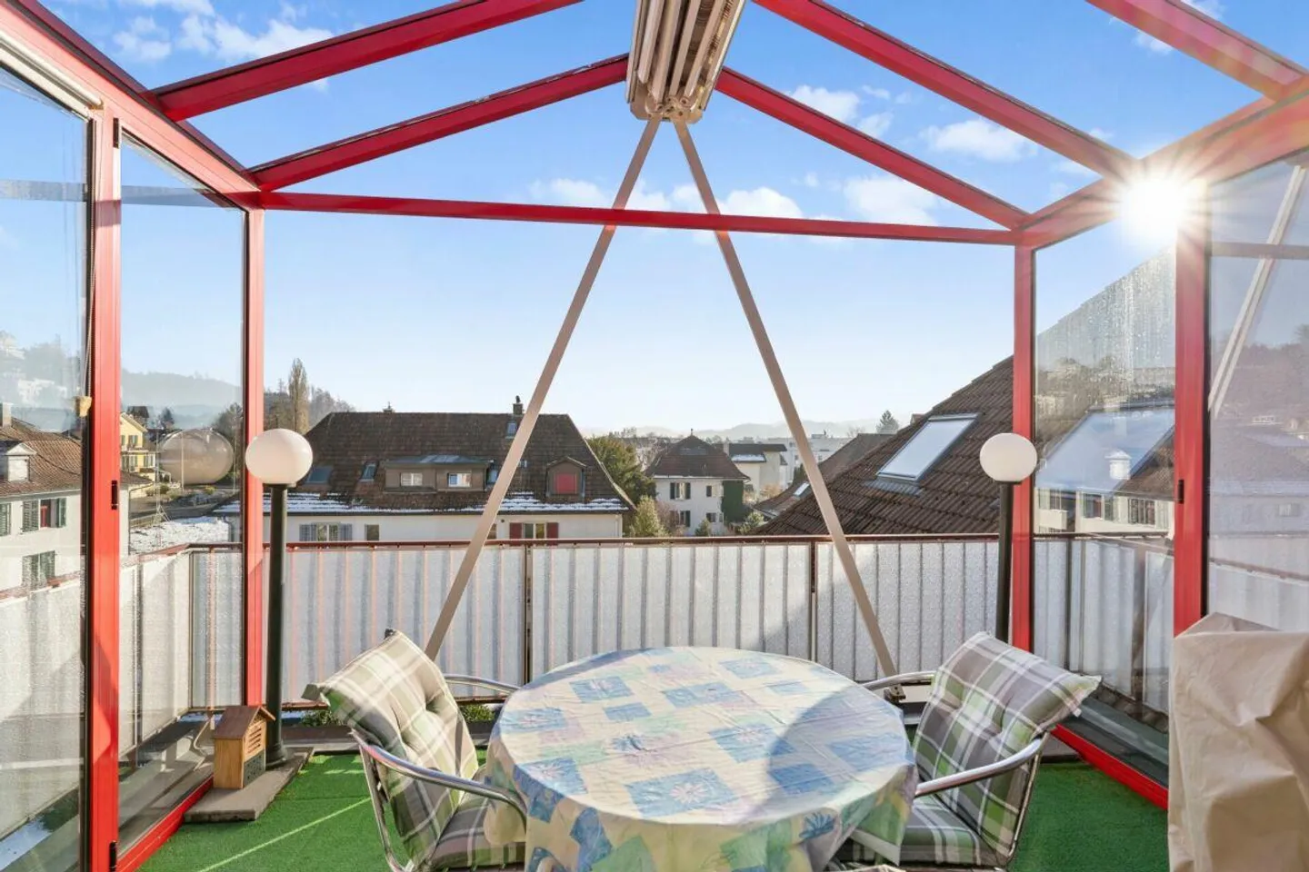 Well-maintained 4 ½-room penthouse in a quiet location with a distant view - Photo 10 of 15