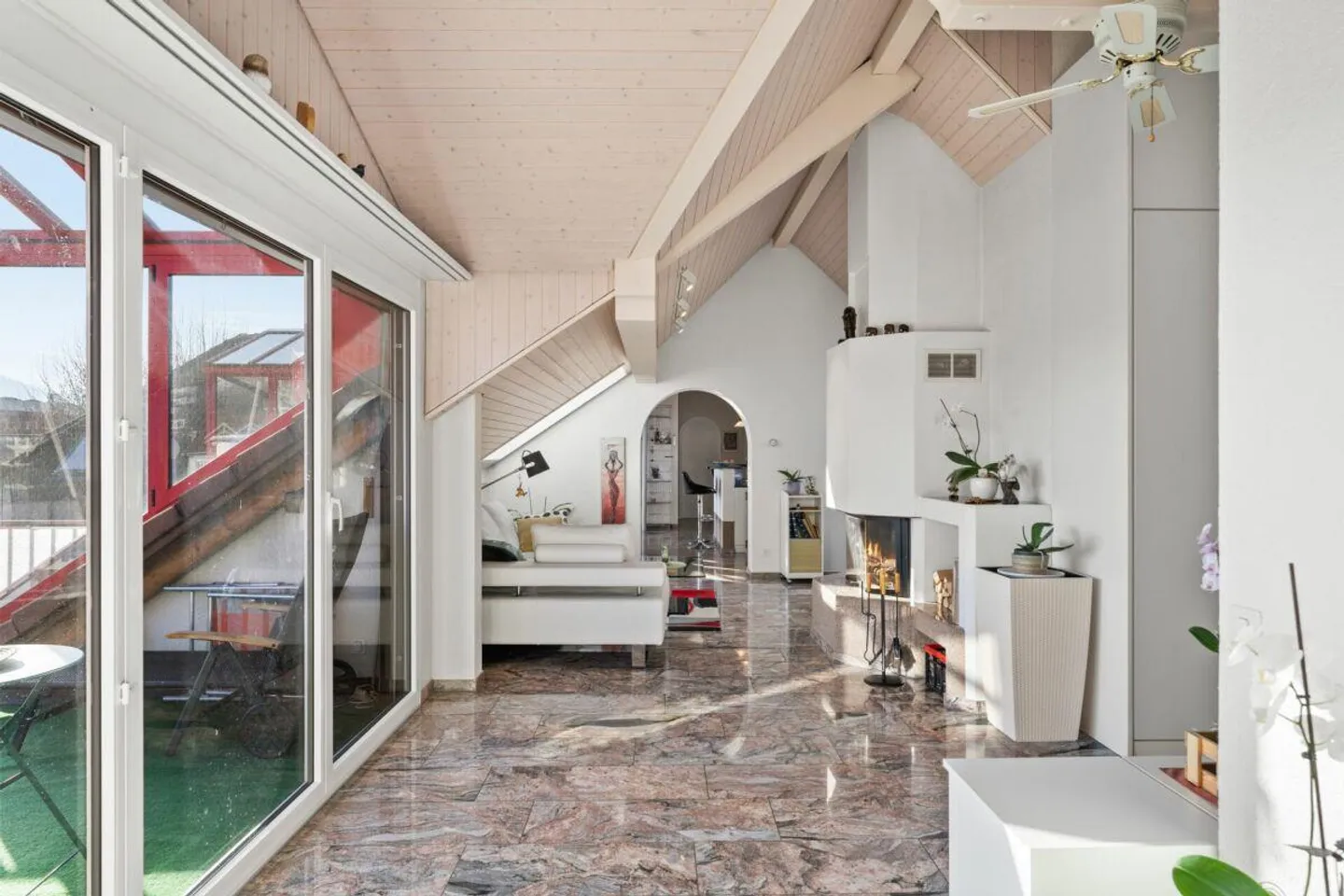 Well-maintained 4 ½-room penthouse in a quiet location with a distant view - Photo 4 of 15