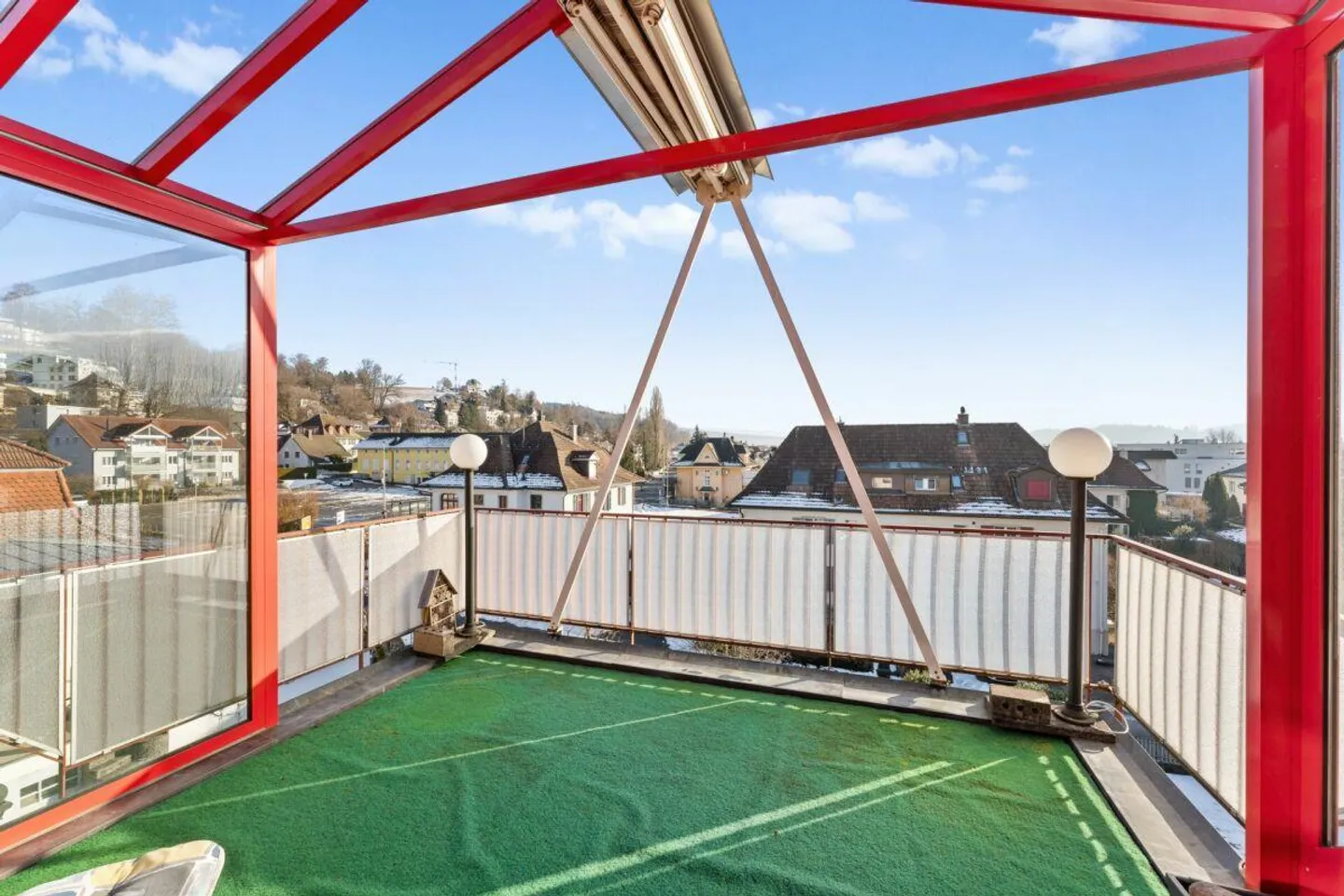 Well-maintained 4 ½-room penthouse in a quiet location with a distant view - Photo 5 of 15