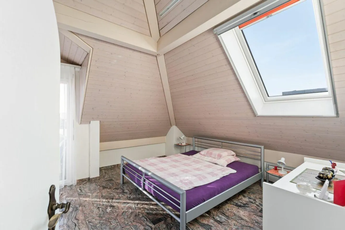 Well-maintained 4 ½-room penthouse in a quiet location with a distant view - Photo 11 of 15