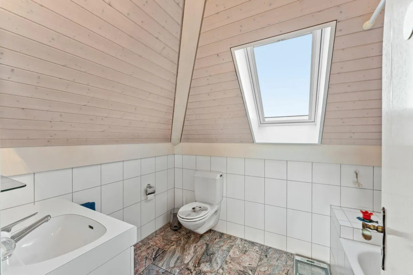 Well-maintained 4 ½-room penthouse in a quiet location with a distant view - Photo 14 of 15