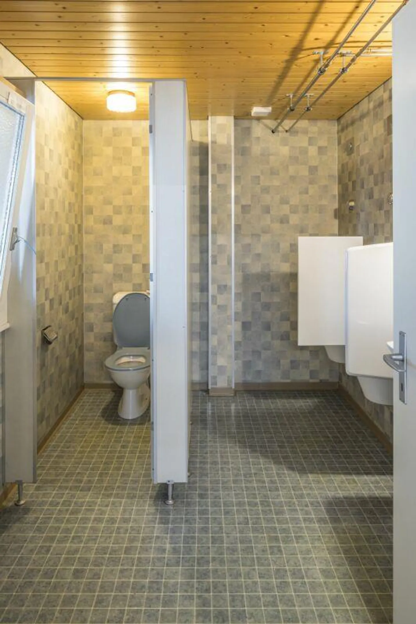 Commercial property with great potential for your plans - Photo 7 of 14