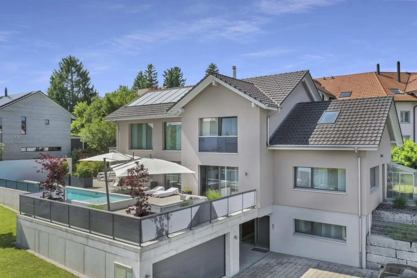 Villa moderne de 6,5 pièces avec piscine extérieure - Photo 1 sur 5